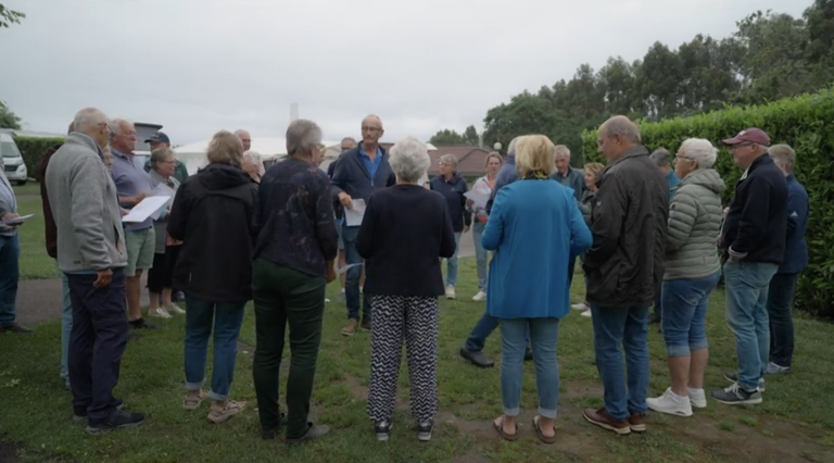 We Zijn Er Bijna Deelnemers Overleden Review