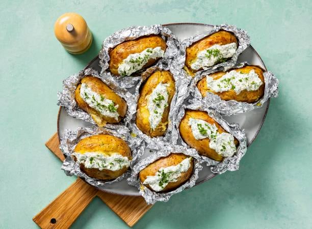 Aardappel In De Oven Met Schil Aluminiumfolie