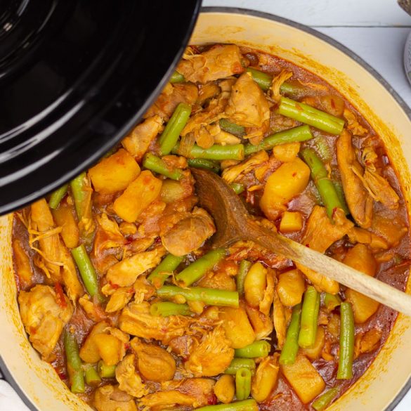 Surinaamse Kip Met Rijst En Sperziebonen