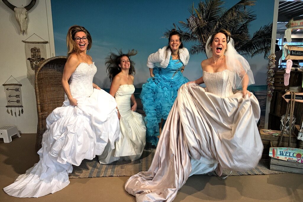 Trouwjurken Passen Voor De Lol Drenthe