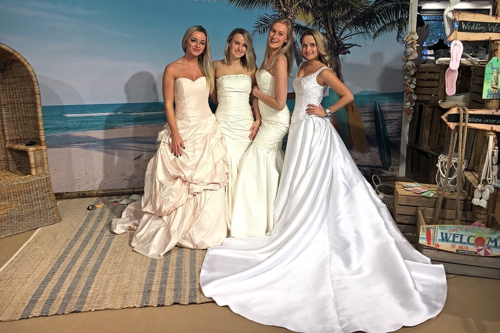 Trouwjurken Passen Voor De Lol Zuid Holland