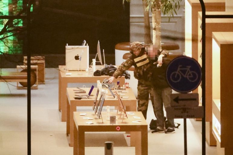 Amsterdam Apple Store Hostage Hit By Car