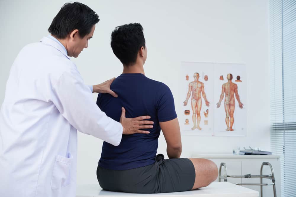 Chiropractor for Spondylitis: Benefits, Risks & Guidance
