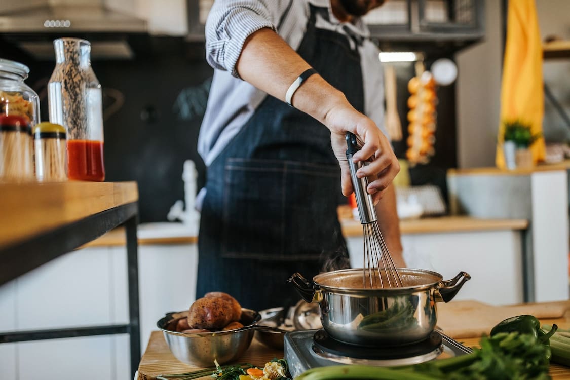 Cooking After Cataract Surgery – When It’s Safe & How to Do It